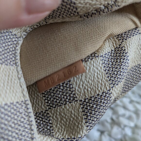 Louis Vuitton: Azur Damier Totally MM - Picture 13 of 13